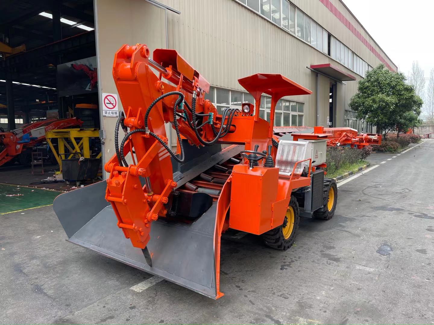 履帶扒渣機(jī)和輪式扒渣機(jī)，誰的優(yōu)勢(shì)更勝一籌？